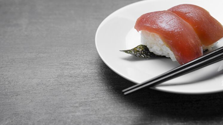 食谱高角度生鱼片在板上用棍子膳食水平烹饪