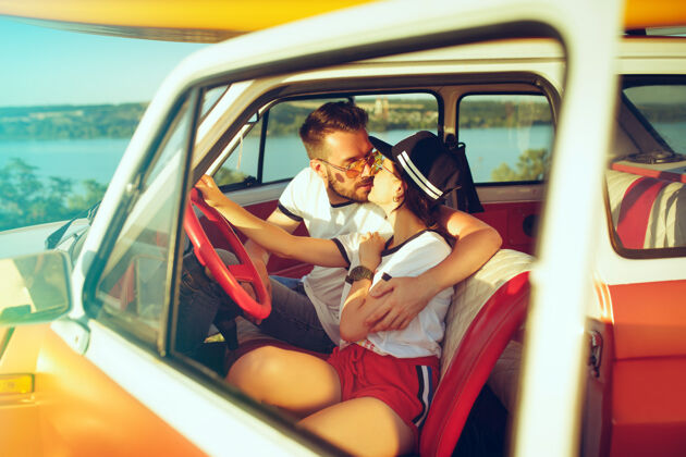 道路夏日 一对浪漫的情侣坐在车里 外出旅行男性一起车辆