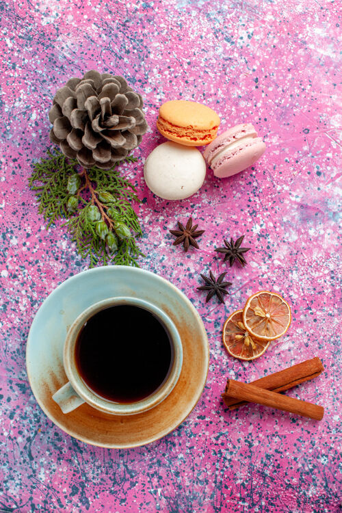 糖俯瞰法国马卡龙美味的小蛋糕与茶在粉红色的表面蛋糕烘焙饮料