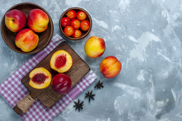 维生素顶视新鲜桃子醇厚可口的水果内棕色盘子上的浅白色表面醇香盘子水果
