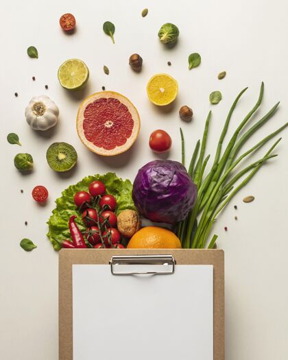 素食者带剪贴板的蔬菜分类俯视图蔬菜复制空间有机
