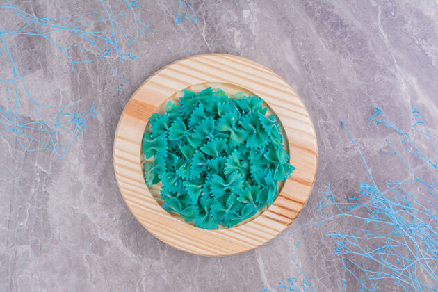 美味蓝色的意大利面放在大理石的木板上晚餐厨房生物