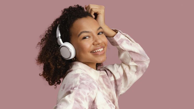 耳机戴着耳机的笑脸女人的侧视图年轻非裔美国人黑人妇女