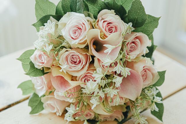 浪漫粉红玫瑰和绿叶的美丽花束花朵花花束