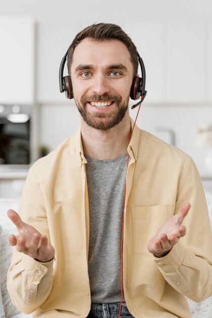 教育戴着耳机打视频电话的男人设备男人笑脸