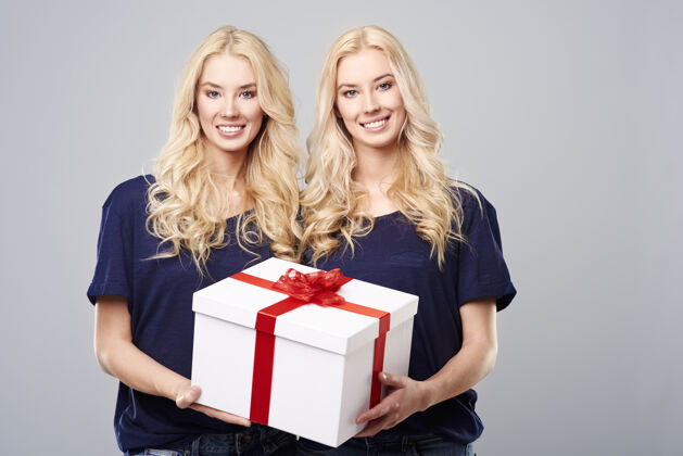 双胞胎金发双胞胎带的大礼盒比较家庭礼物