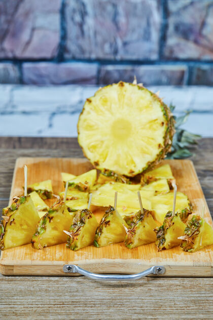 夏天把菠萝片放在木板上自然美味热带