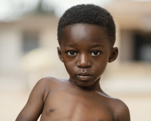肖像户外小男孩画像户外非洲人男孩