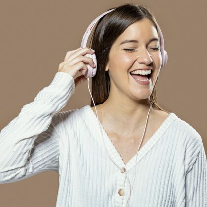 人类演播室里戴着耳机的女人模特成人女人