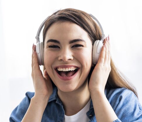 全球前视图的快乐女人笑着听音乐的耳机女性全球横向