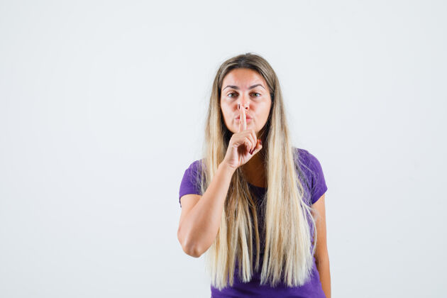 女性一位金发女士穿着紫罗兰色的t恤 表现出沉默的姿态 看上去很小心 正前方视图可爱人优雅