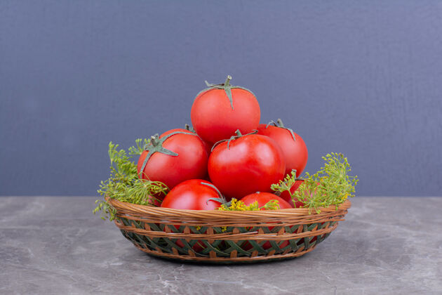 新鲜红西红柿被隔离在一个木盘里素食极简生物