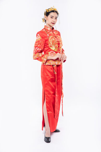 中国新年女士穿旗袍套装促销 欢迎旅客过年购物中国民族成人庆祝