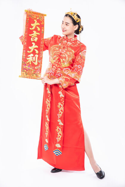 旗袍女人穿旗袍套装向家人展示中国新年吉祥贺卡传统服装文化成人