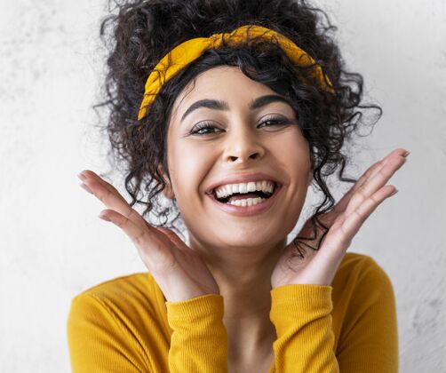 全球快乐女人笑的画像欢呼女人积极