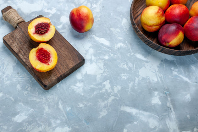柑橘顶视新鲜桃子醇厚可口的水果内棕色盘子浅白色表面食品桃子美味