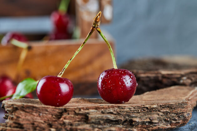 特写红色多汁的樱桃浆果放在木片上浆果美味酸