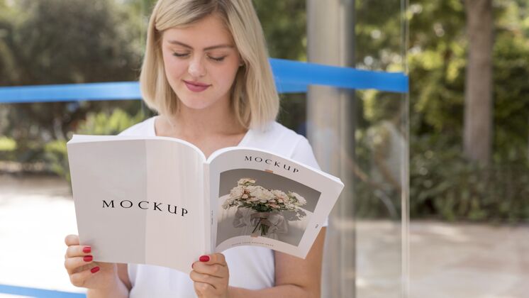 书籍实体模型女人在街上看书女性街道阅读