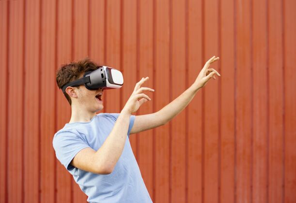 未来戴着虚拟现实眼镜的男孩中枪现代年轻设备