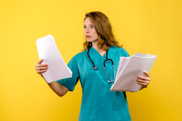 医院正面图年轻女医生拿着文件放在黄色的空间里医疗视图护士