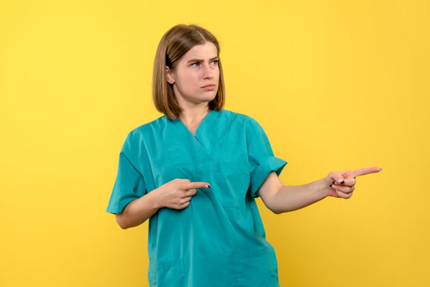 肖像黄色空间上表情混乱的女医生正面图观点医院女医生