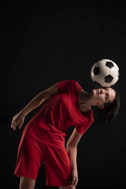 头球用头踢足球的女人足球运动员足球运动
