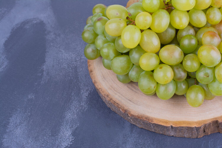 酒庄葡萄串在蓝色表面的木板上蔬菜季节素食