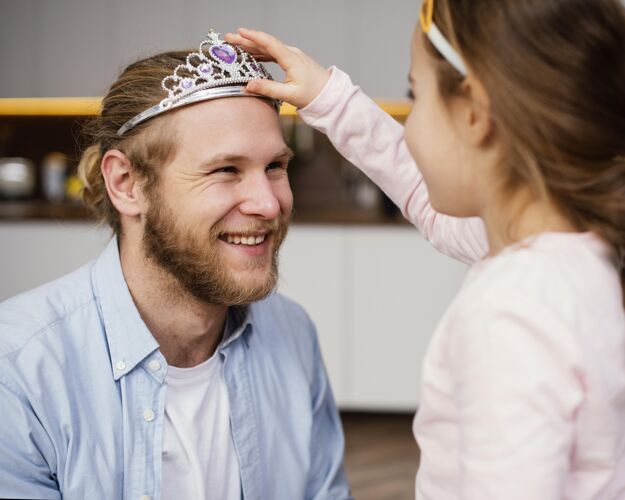 荣誉小女孩把王冠戴在爸爸头上全球庆祝爸爸