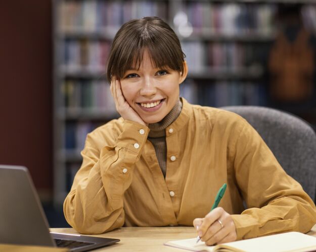 知识女孩在大学图书馆学习年轻成人大学大学