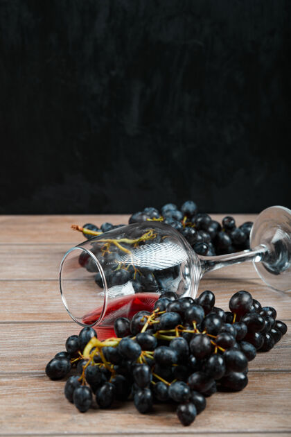 玻璃一束黑葡萄和一杯葡萄酒在黑暗的表面自然表面食物
