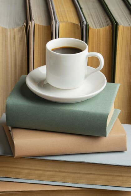 咖啡用一杯咖啡整理书籍创意阅读书籍