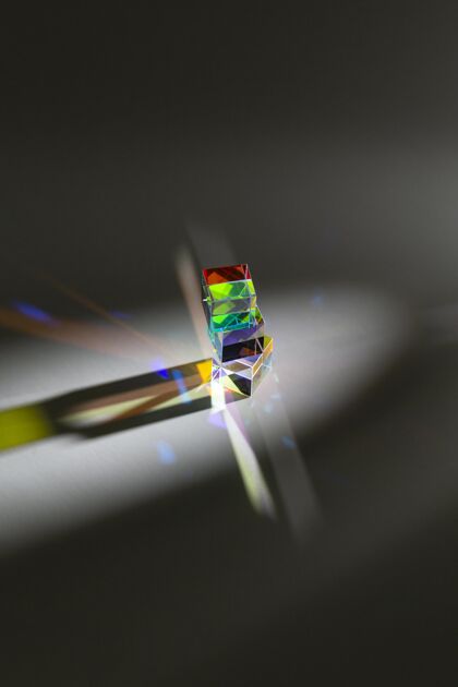 极简抽象棱镜和彩虹灯高视图极简棱镜形状