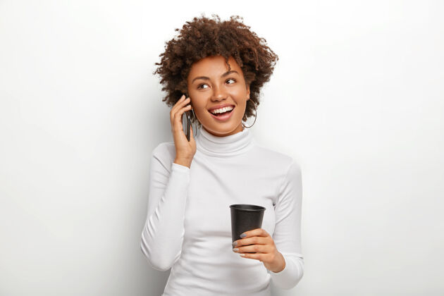 手机快乐迷人黑皮肤模特与运营商谈手机好处卷发外表电话