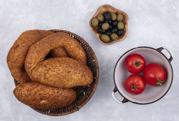 橄榄新鲜的土耳其百吉饼在桶上的俯视图 白色背景的木碗上放着橄榄馅饼土耳其顶餐