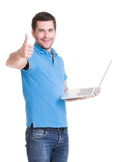 笔记本电脑身着蓝色衬衫 手持笔记本电脑 面带微笑的快乐男人的肖像概念交流手势成人帅气
