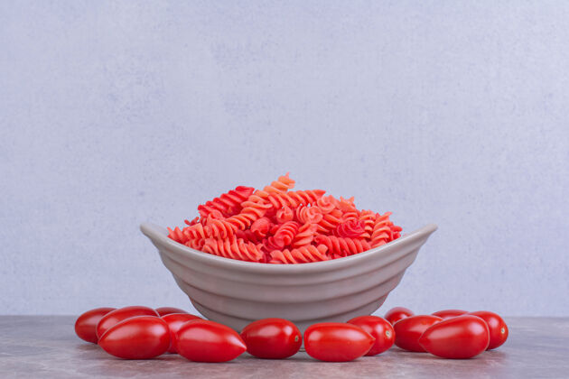 膳食红色的生意大利面和樱桃番茄放在大理石表面蔬菜新鲜生物