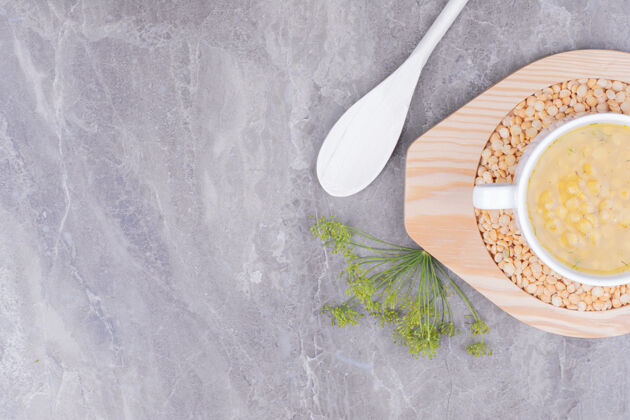 生物豌豆汤放在大理石上的白色陶瓷碗里健康午餐食物
