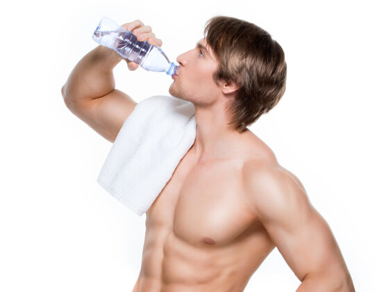 赤膊英俊肌肉的赤膊运动员喝水肌肉胸部健美
