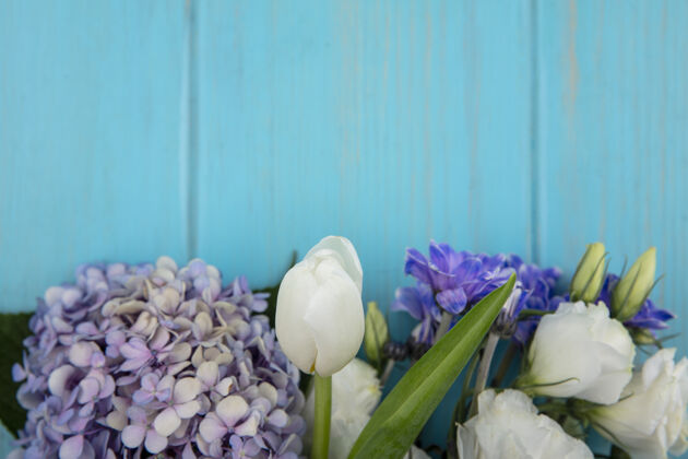 复制顶视图惊人的五颜六色的花朵 如紫丁香玫瑰郁金香叶子上的蓝色背景与复制空间玫瑰惊人顶部