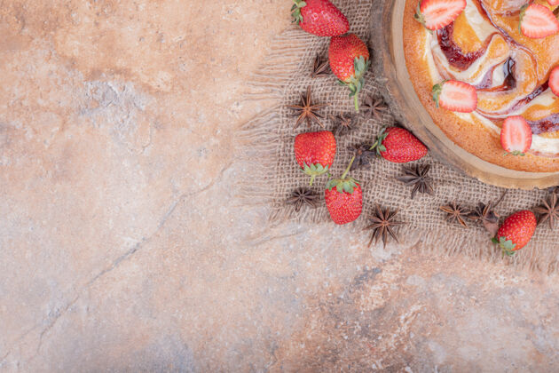 地壳甜馅饼配草莓和茴香在粗麻布上餐厅面粉健康