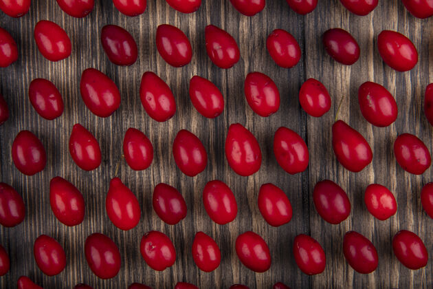 浆果顶视图新鲜的红色成熟的山茱萸浆果隔离在一个木制的背景新鲜木质成熟