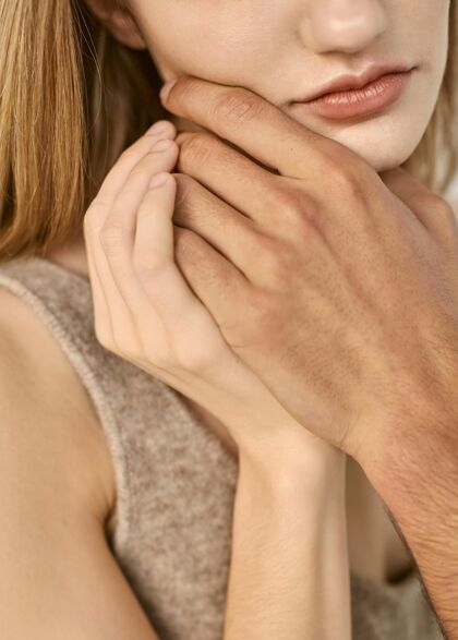 感情男人用手碰女人的下巴亲密男人对