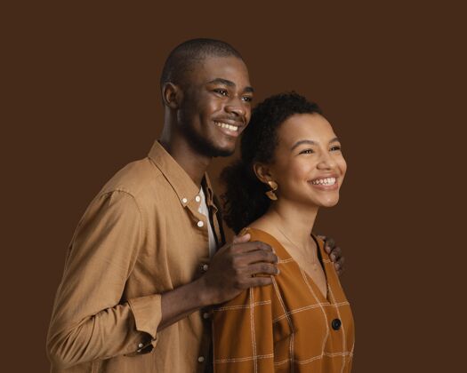 非裔美国人拥抱笑脸夫妇的侧视图夫妇女人美丽