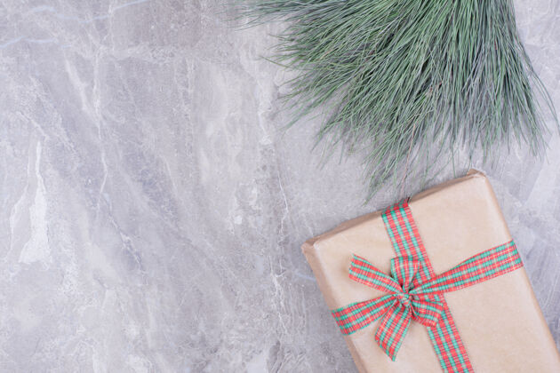 花环一个用丝带和草药包装的纸板礼盒圣诞老人框架平安夜