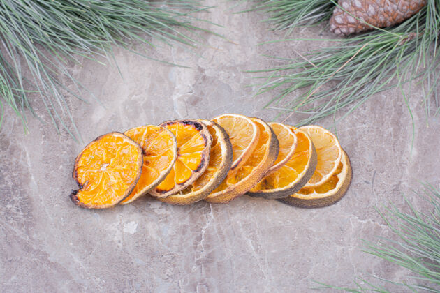 圣洁把橘子片放在大理石表面上食物新鲜异国情调