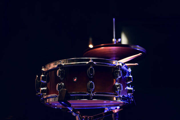 特写一个鼓的一部分 在黑暗中与美丽的灯光套件音乐会和表演的概念乐器鼓音乐