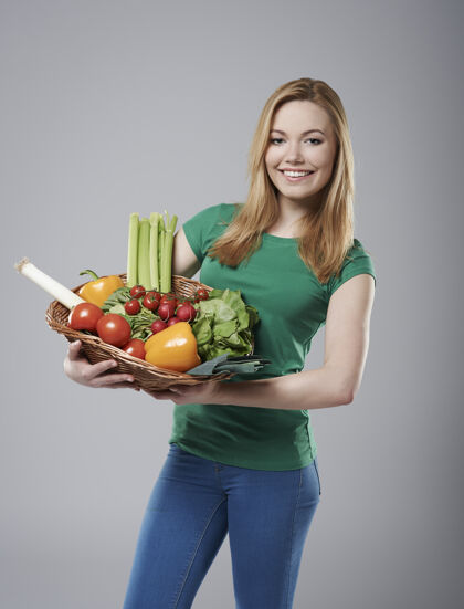肖像健康的蔬菜是我饮食的基础健康饮食篮子蔬菜