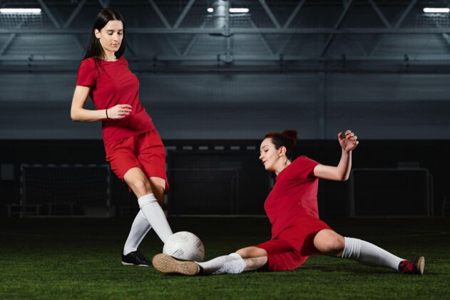女子两个女足球运动员足球服运动足球场