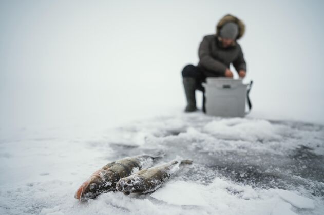 湖准备在冰冻的湖里钓鱼的人鱼渔夫娱乐