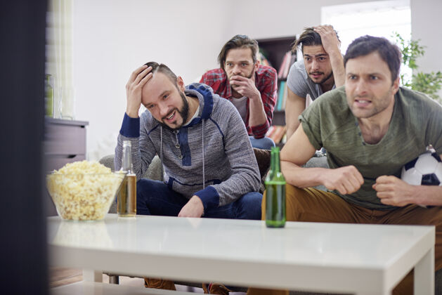 家庭内部失望的男人看足球比赛看足球负面情绪